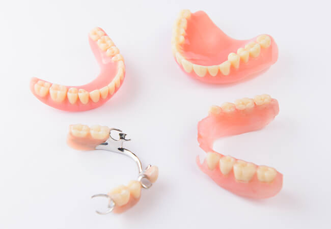 総入れ歯と部分入れ歯