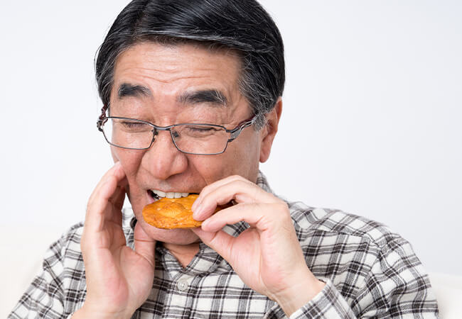 入れ歯が合わず、噛みにくい