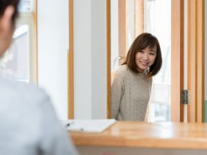 歯医者に来院する女性