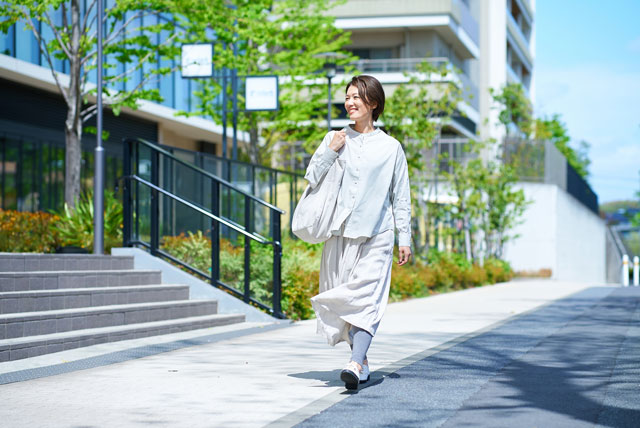 回復し徒歩で帰宅する女性